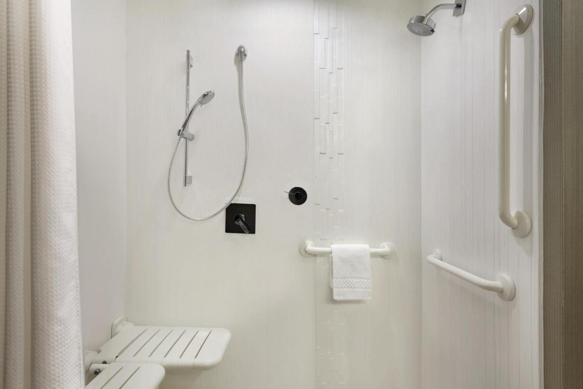 Courtyard By Marriott East/i-10 Hotel